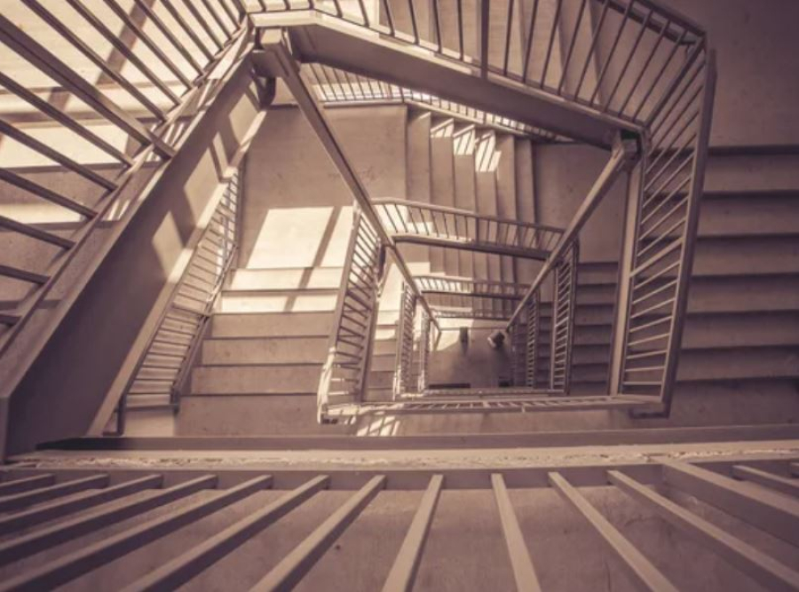 Тело погибшего мужчины вынесли через лестничную площадку в Павлодаре