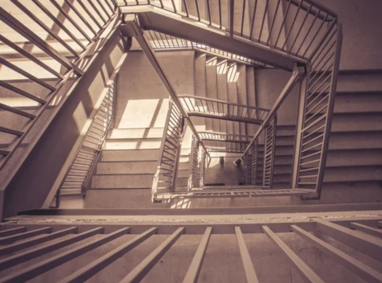 Тело погибшего мужчины вынесли через лестничную площадку в Павлодаре