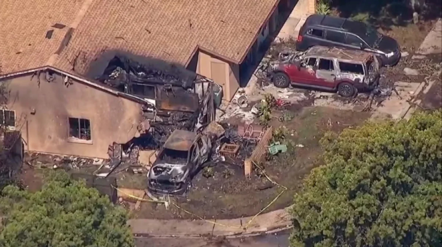 Небольшой самолет упал на жилой район Сан-Диего