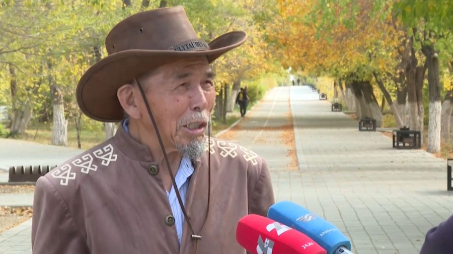 Саяхатшы ата жаһанды жаяу шарлап жүр