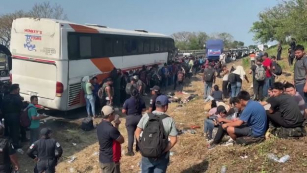 Полиция Мексики нашла брошенные автобусы с мигрантами