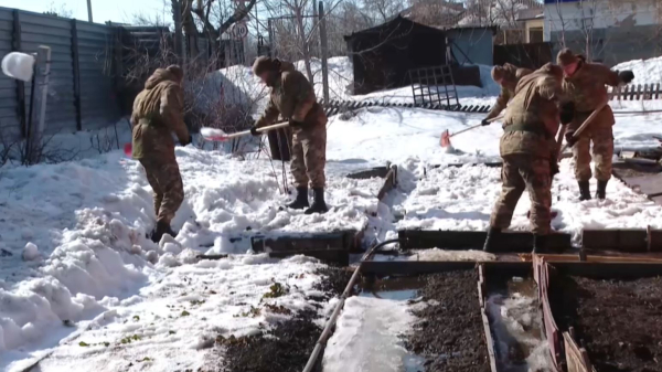 День очищения: гвардейцы помогли пенсионерам и ветеранам труда в уборке снега
