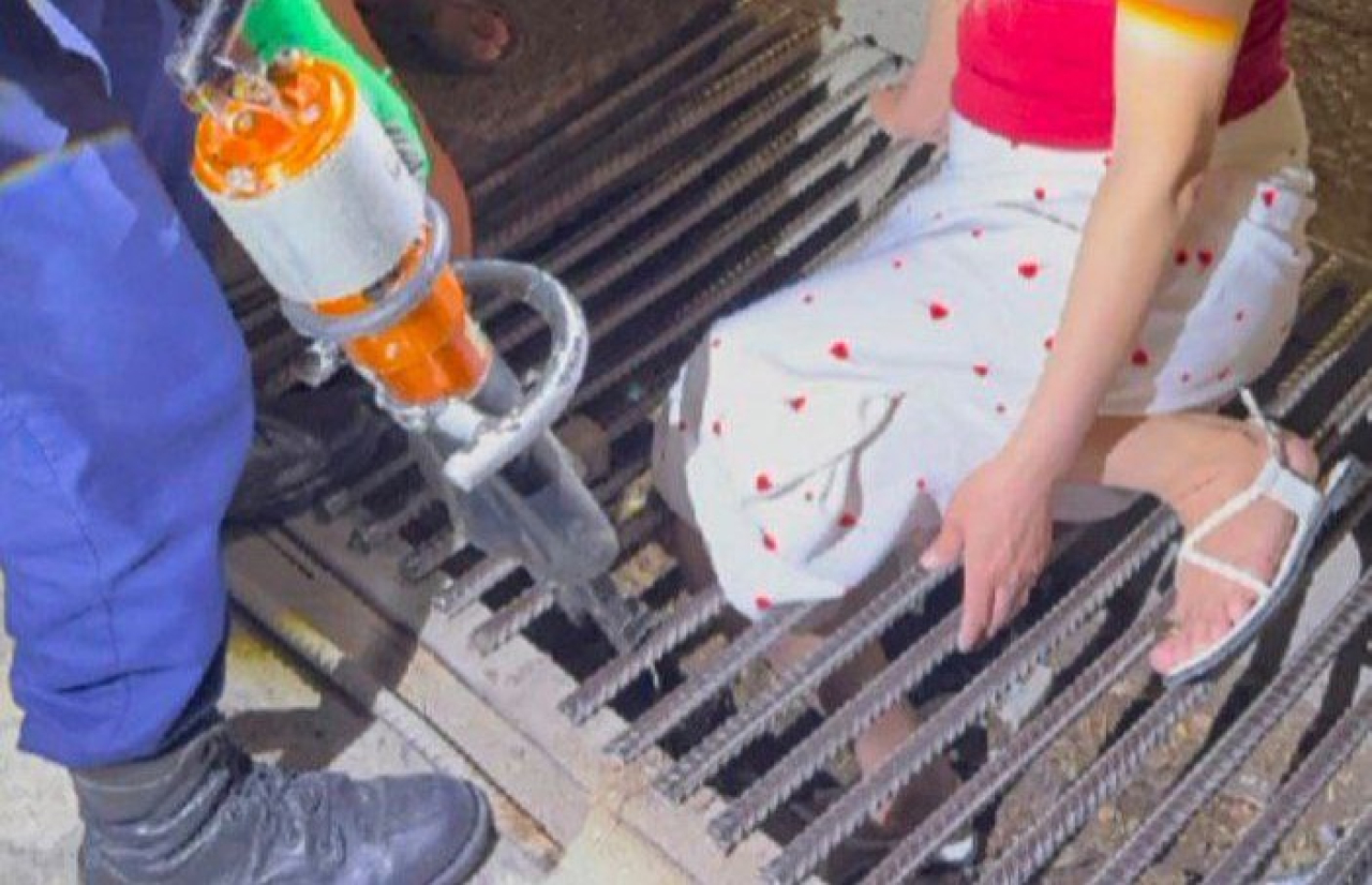 Женщина застряла в металлическом ограждении арыка