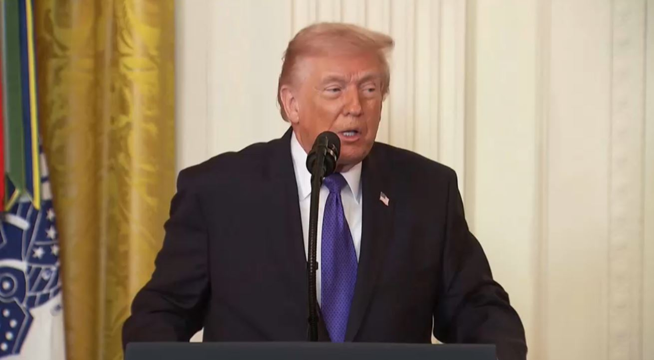 Трамп ЖИ-ге қатысты жарлықты кейінге қалдырды