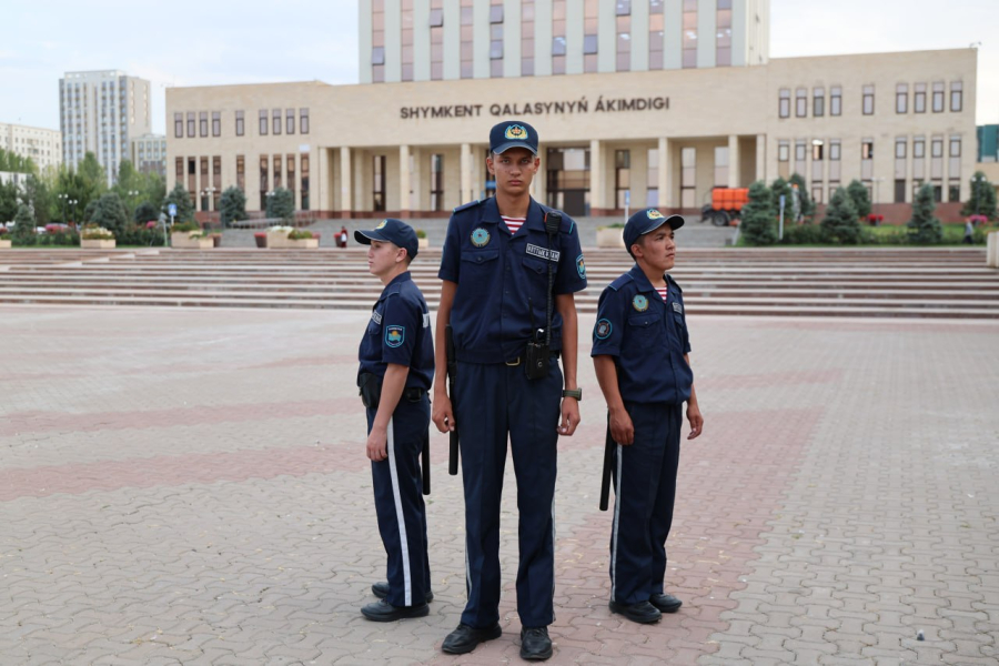 «Гулливер» атанған сарбаз: Шымкентте 47 өлшемді аяқ киім киетін ұландық қызмет етеді