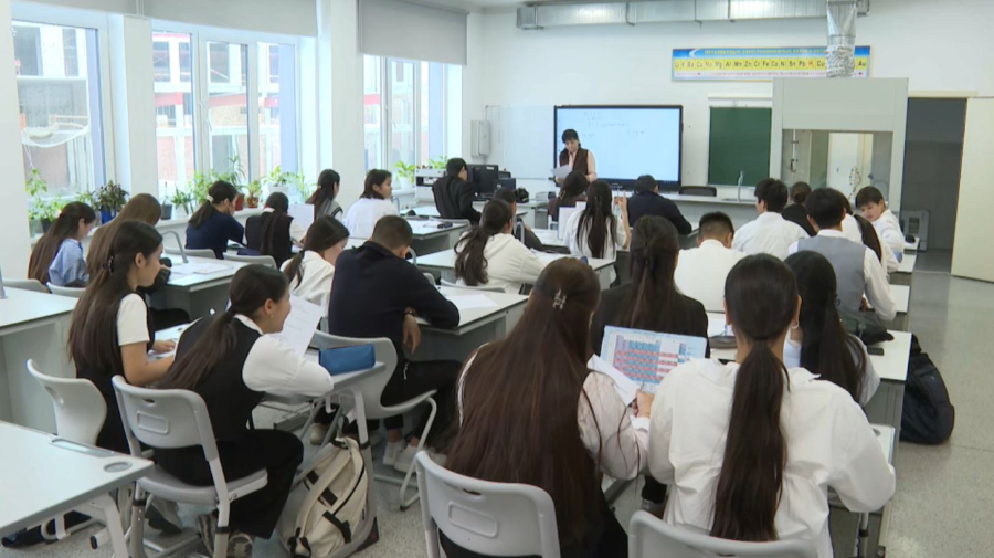 Президент: Астанада үш ауысыммен оқытатын мектеп жоқ