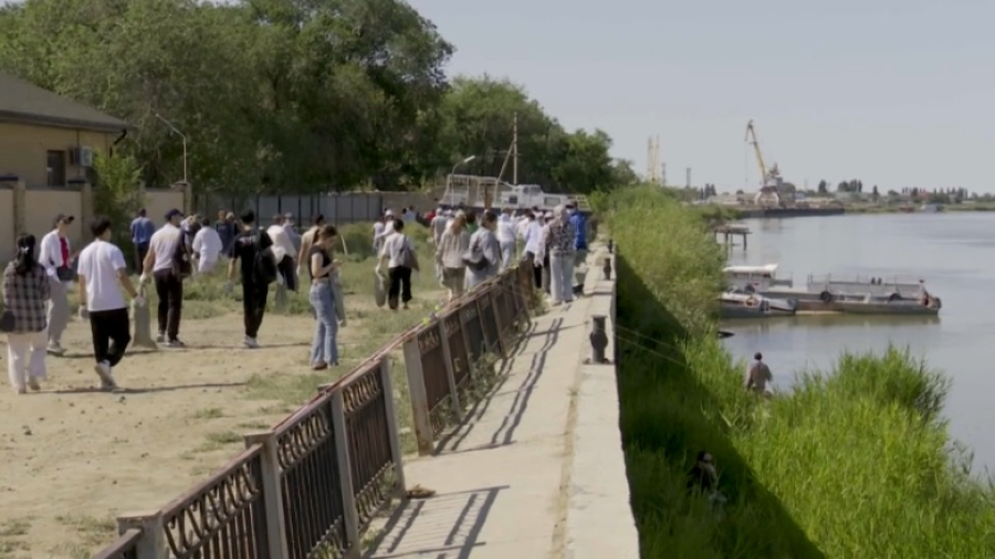 Более 5 тысяч человек вышли на субботник в Атырау