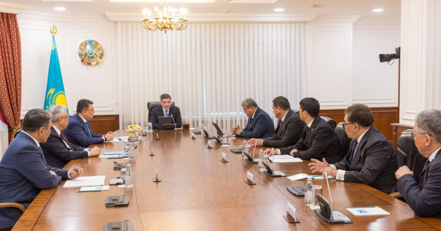 Олжас Бектенов ХАҚҚ басқармасының қатысушыларымен кездесті