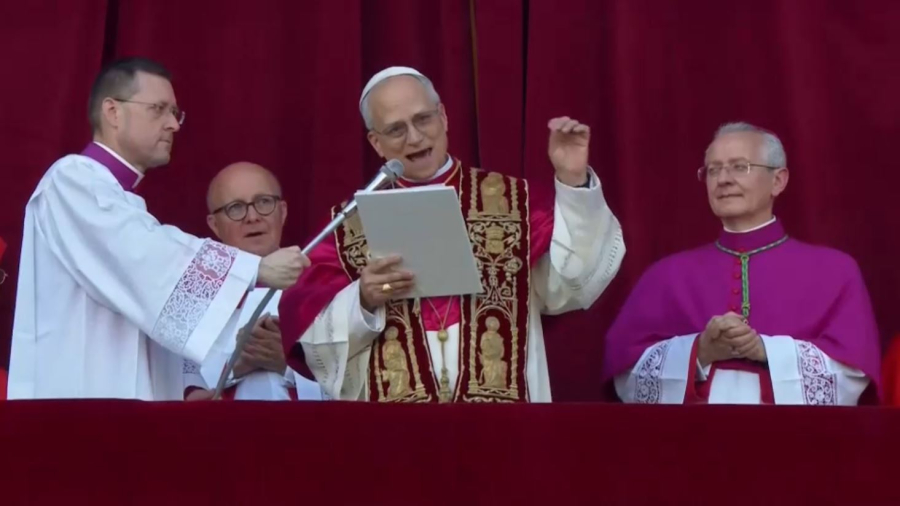 Жаңа Рим папасын жұртшылық қуанышпен қарсы алды