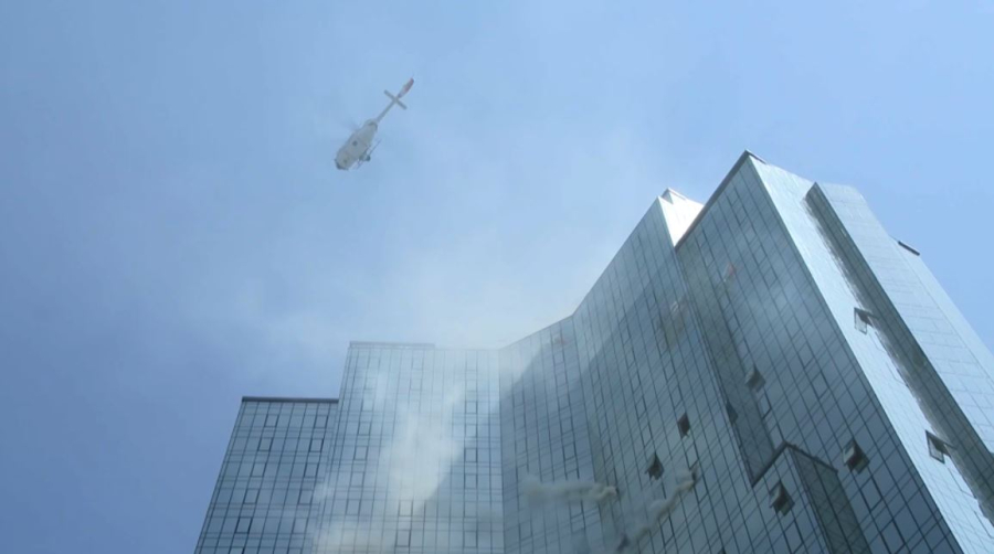 Альпинисты, вертолёт и дроны: людей из горящей высотки спасли в Алматы