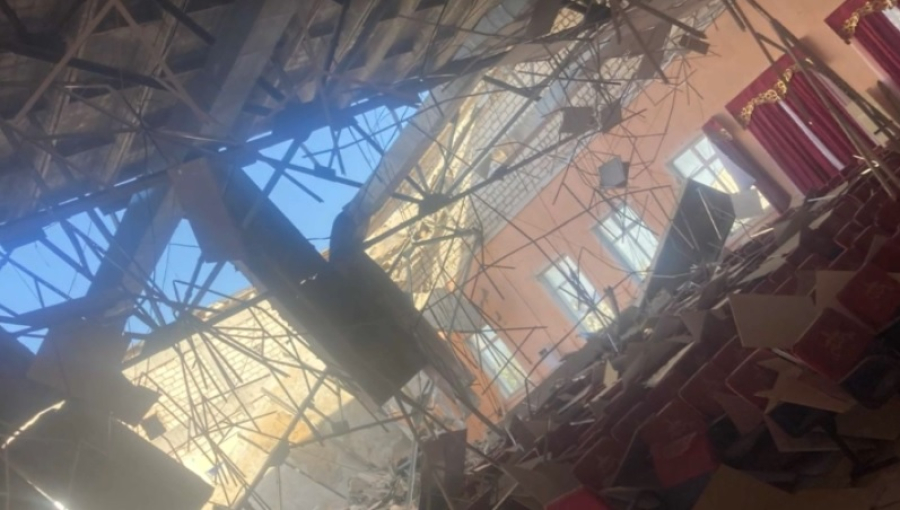 Камеры зафиксировали момент обрушения потолка в актовом зале школы