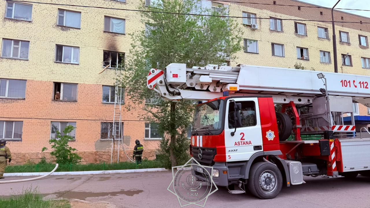 В Астане загорелось общежитие: жильцы спасались самостоятельно
