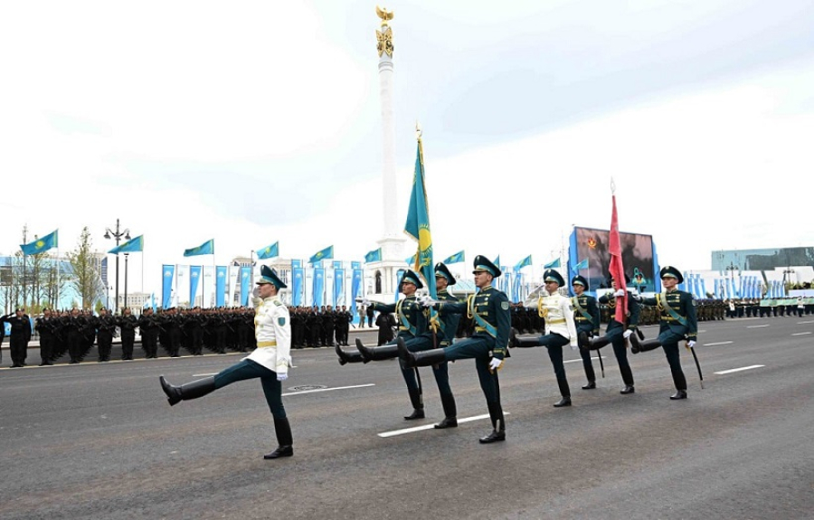 Государственный флаг и Знамя Победы торжественно вынесли на площадь