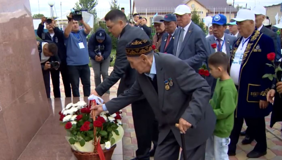 Қарауылдағы Абай ескерткішіне гүл шоқтары қойылды