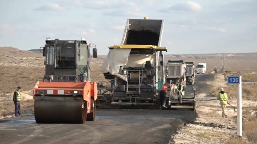 Участок а/д «Жанаозен – граница Туркменистана» ремонтируют в Мангистау