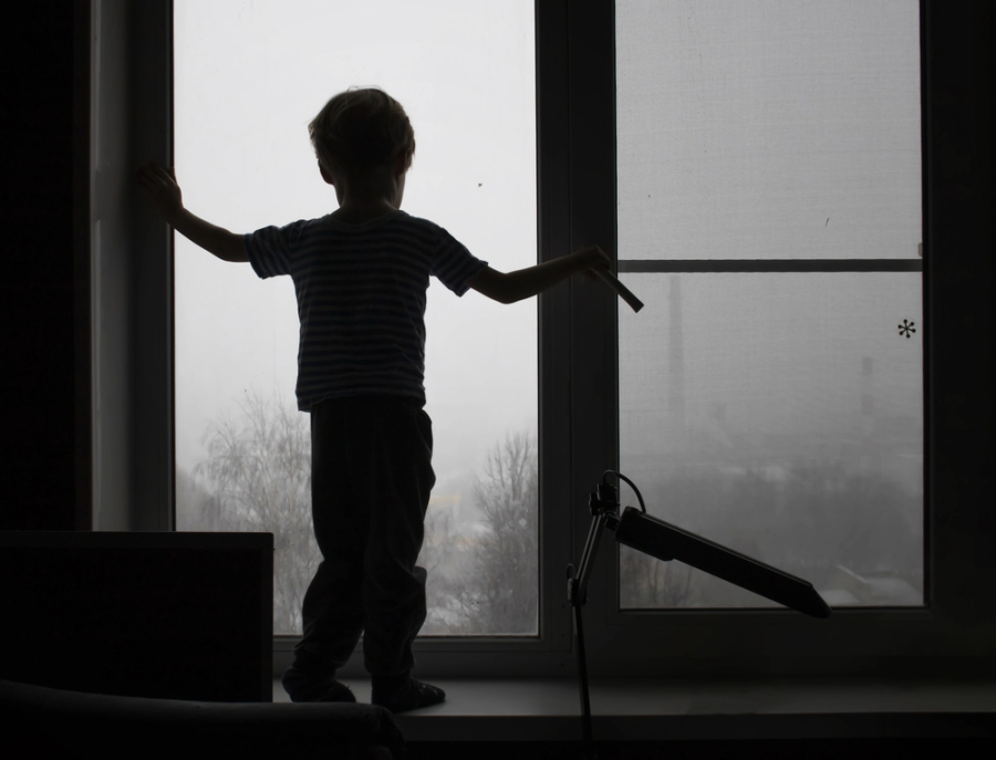 Ребенок выпал из окна 9-го этажа в Астане и остался жив