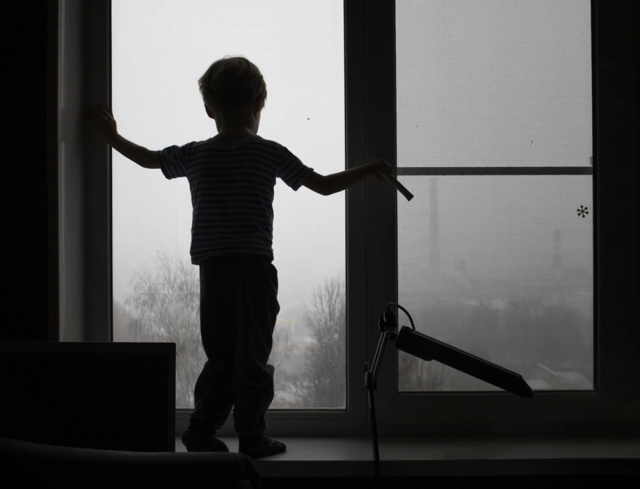 Ребенок выпал из окна 9-го этажа в Астане и остался жив