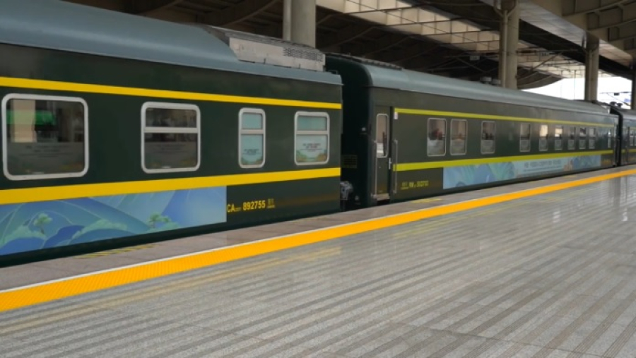 Первый туристический поезд из китайского Сианя прибыл в Алматы