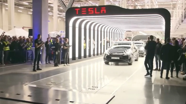 Tesla приостановила работу завода в Германии из-за сбоев логистики в Красном море