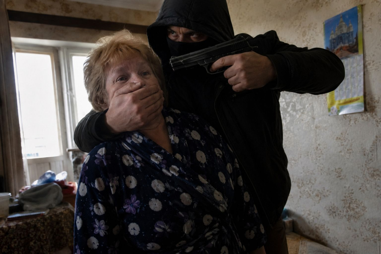 Грабитель с игрушечным пистолетом избил и ограбил пенсионерку в Атырау
