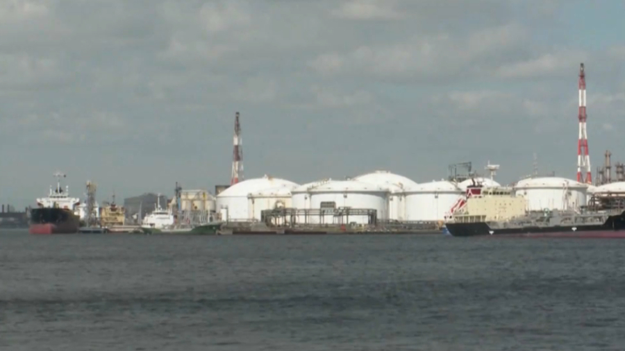 Япония высвобождает частные резервы нефти