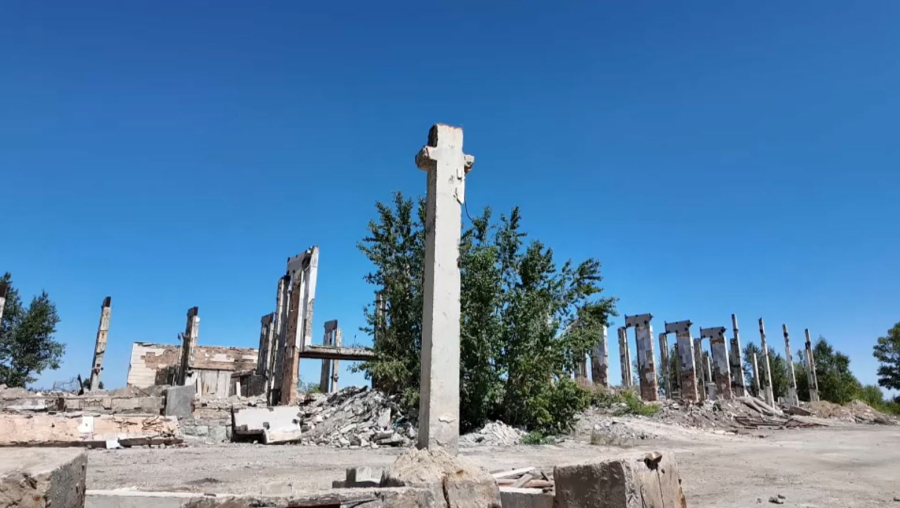 Арқалықтағы ескі әуежай сүріліп жатыр