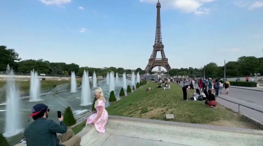 Франция мемлекеттік мекемелердің үштен бірін қысқартады