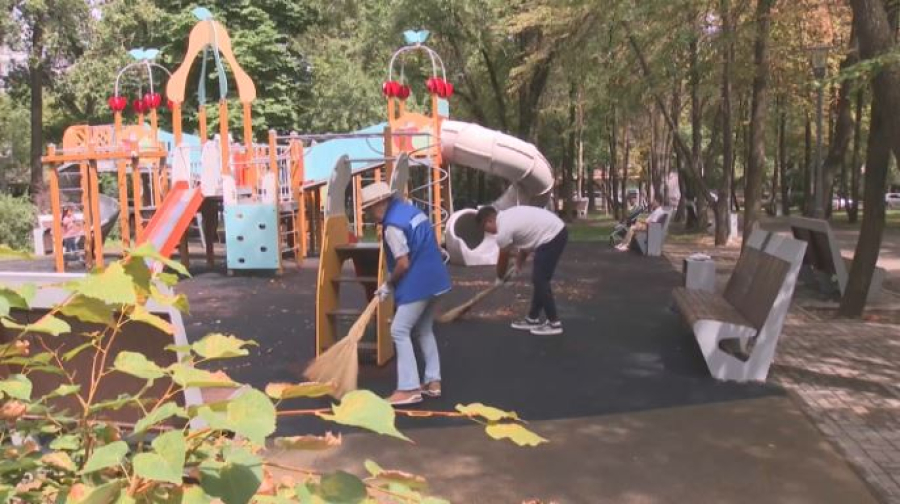 Сквер «Достык» очистили от мусора в Алматы