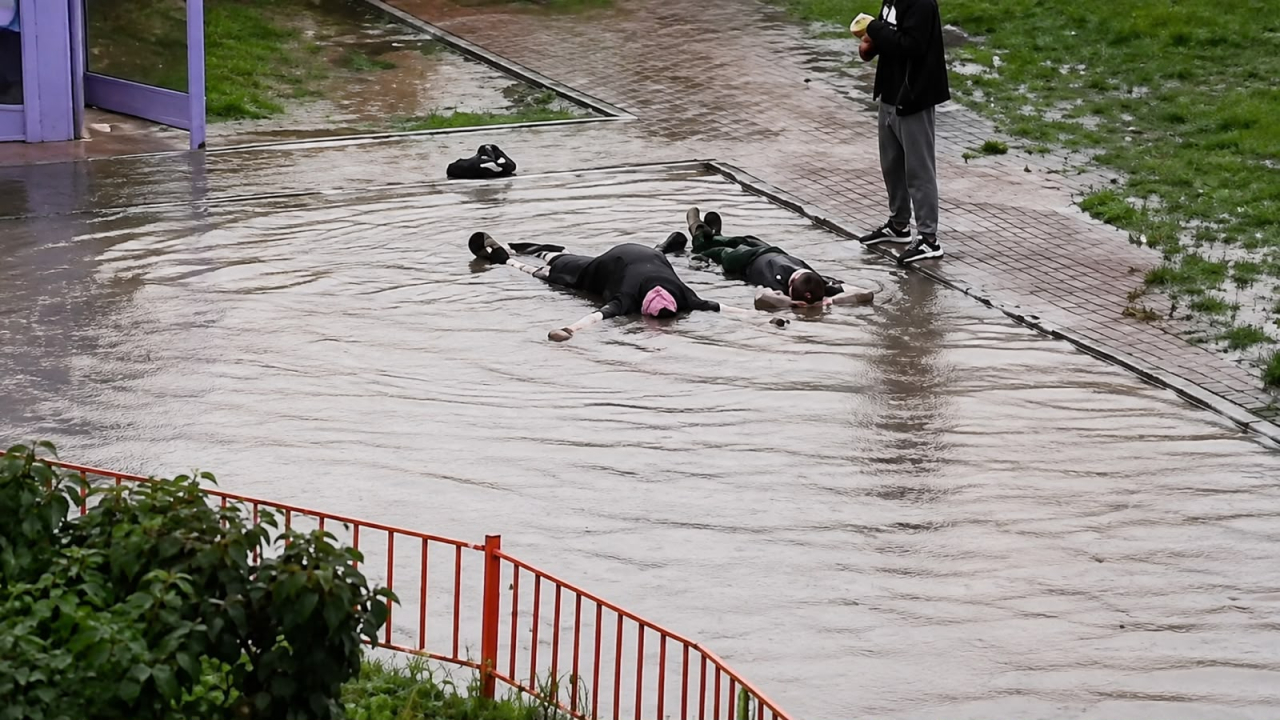 Астанада тұрғын үй кешенінің ауласында бұзақылық жасаған екі азамат қамауға алынды