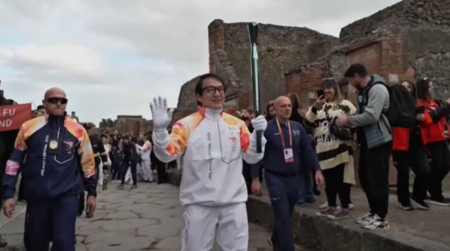 Джеки Чан пронёс факел Олимпийских игр