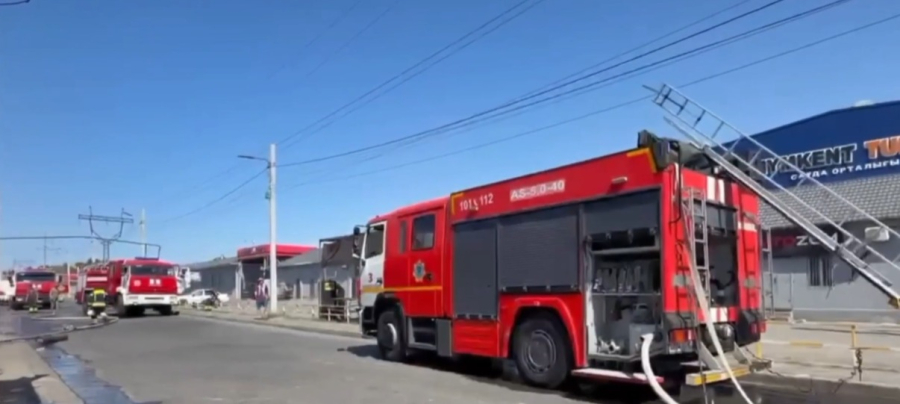 Крупный пожар произошел в автомобильных боксах Шымкента
