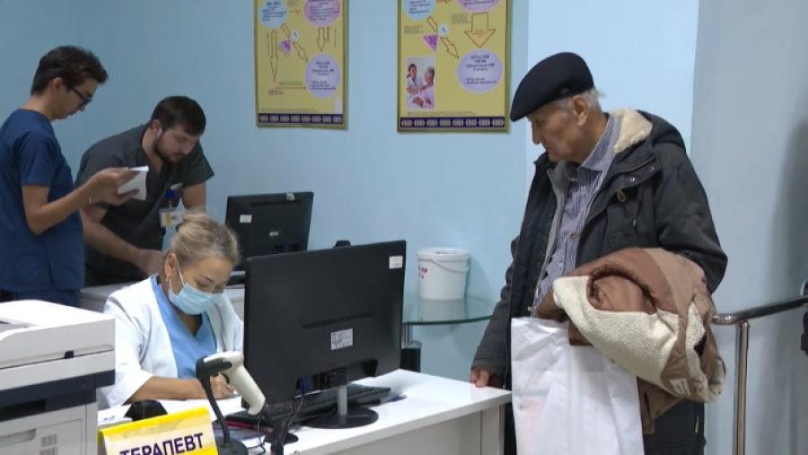 Свыше 1300 казахстанских врачей получили соцподдержку