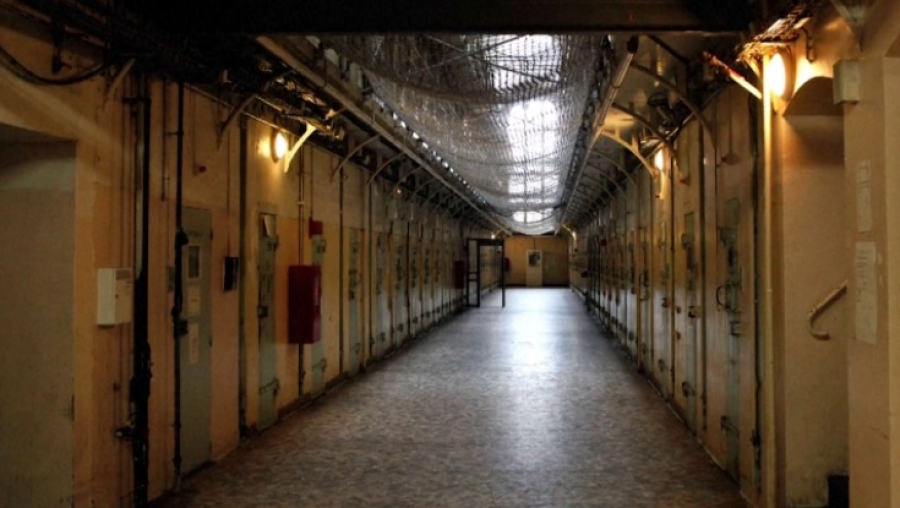 В каких условиях будет отбывать наказание Саркози