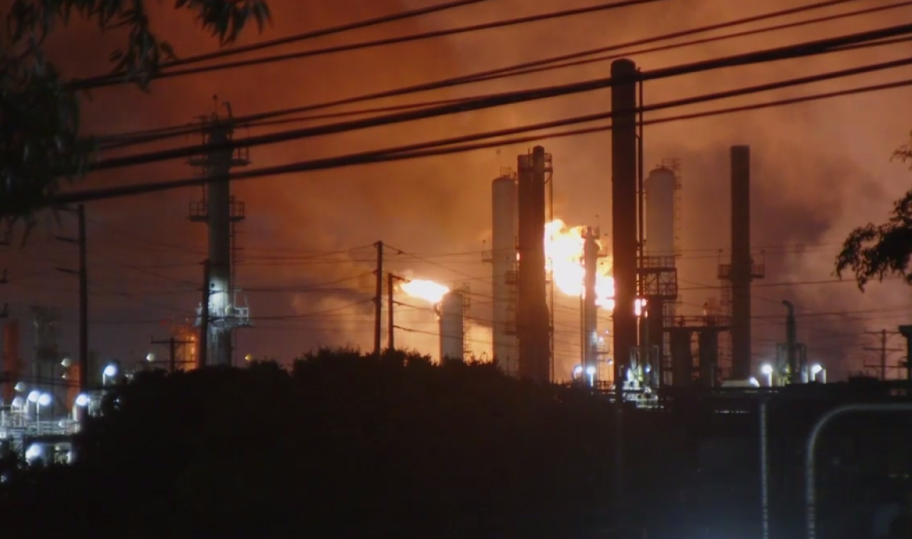 Нефтеперерабатывающий завод загорелся в США