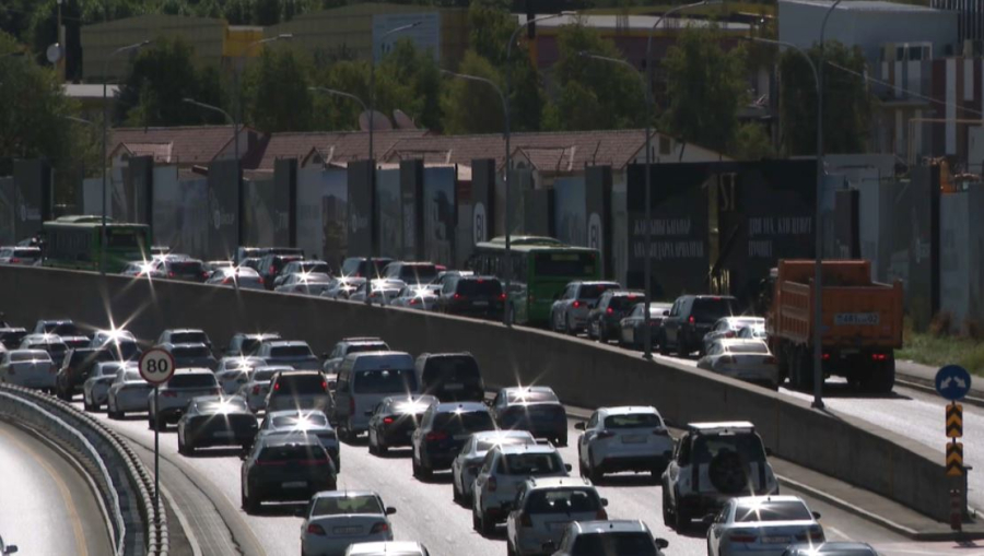 Алматыда көлік кептелісін азайтудың жолдары ұсынылды