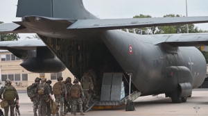 Французских военных эвакуируют из Судана