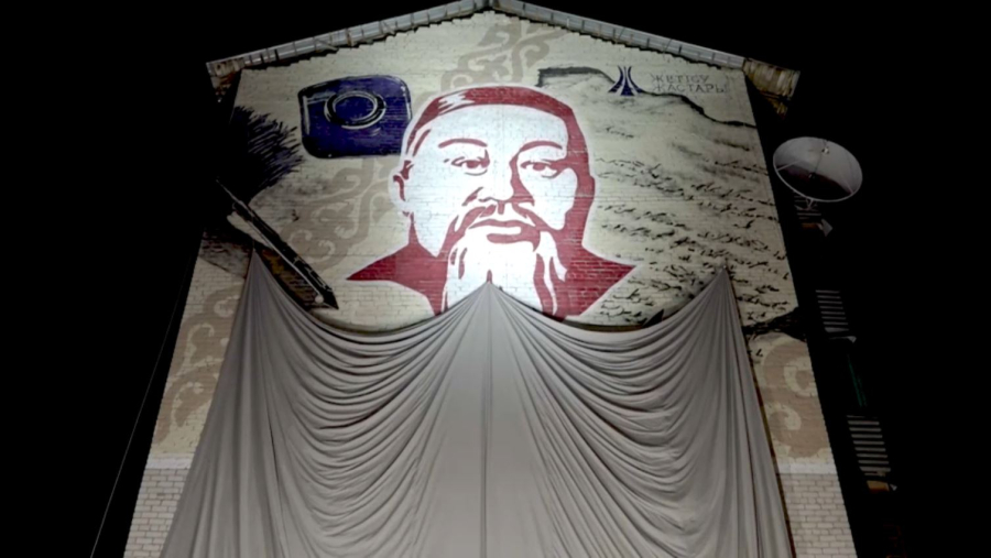 Көпқабатты үйдің қабырғасына Абай бейнесі салынды