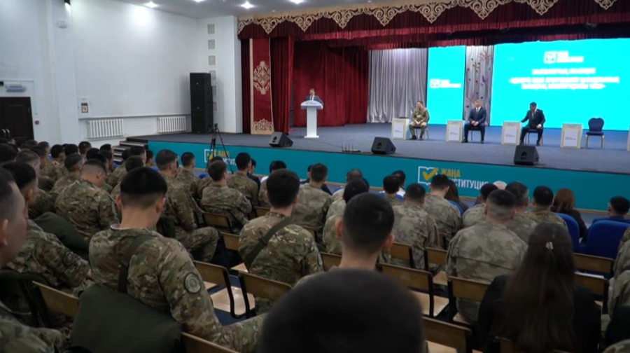 Новый проект Конституции обсудили на встрече с военнослужащими в Астане