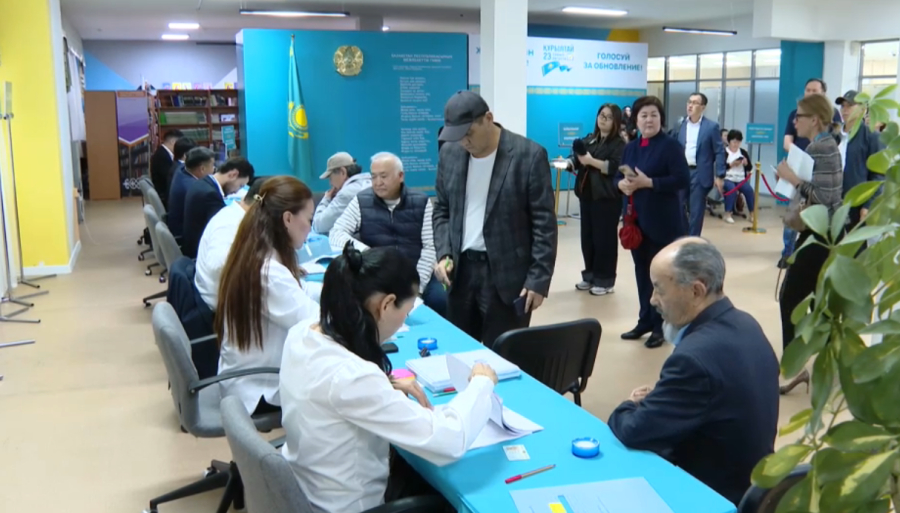 Председатели партий проголосовали на выборах в Курултай