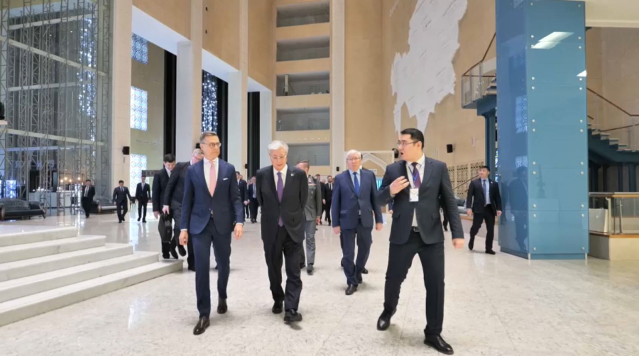 Финляндия президентіне тарихи құндылықтар таныстырылды