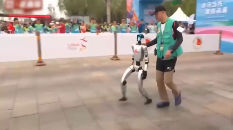 Первый в мире полумарафон с участием роботов прошёл в Китае