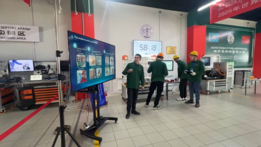 Өскеменде көлік шеберлері сайысқа түсіп жатыр