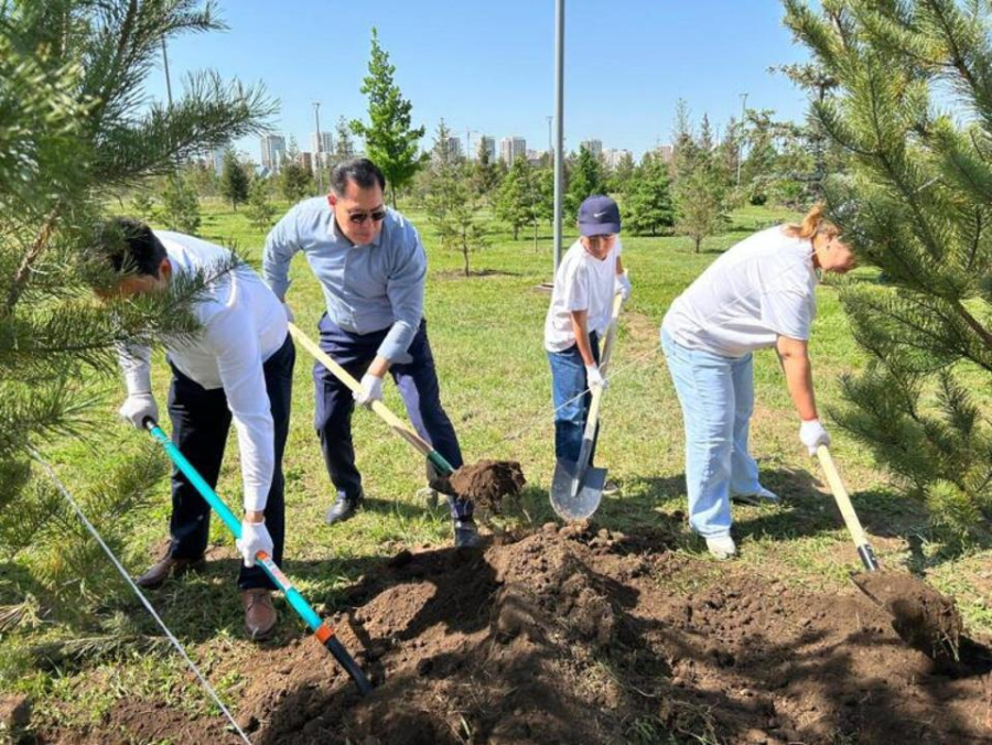 «Мерейлі отбасы»: в столице провели акцию по посадке деревьев