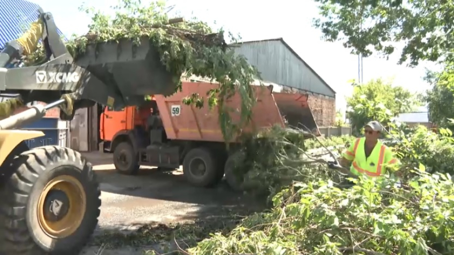 Вторые сутки устраняют последствия урагана в Усть-Каменогорске
