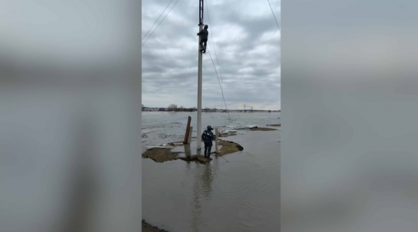 Петропавлда мамандар қауіпті жағдайда жұмыс істеп жатыр