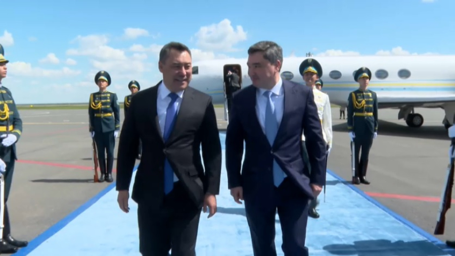 Президента Кыргызстана встретили в аэропорту Астаны