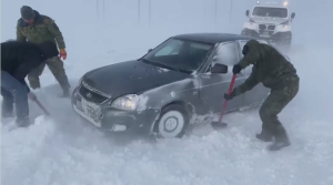 Почти 2000 автомашин оказались в снежном плену в Актюбинской области