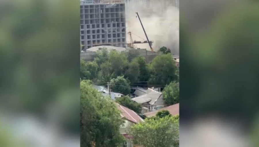 Рабочий погиб в результате падения башенного крана в Алматы