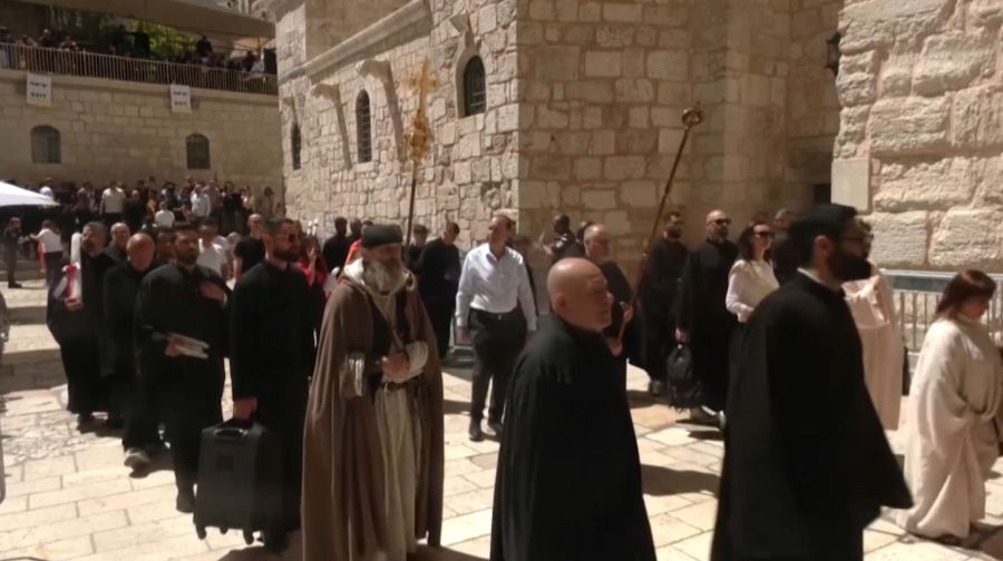 Благодатный огонь сошёл в Иерусалиме накануне Пасхи