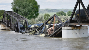 Поезд с нефтепродуктами упал в реку в Монтане
